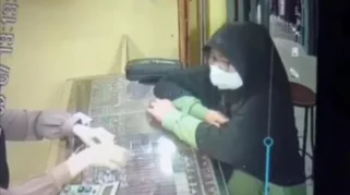 Aksi Pencurian Produk Kosmetik di Toko Modern Bondowoso Terekam CCTV