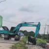 Alat Berat Tak Bisa Masuk, Warga Lumajang Andalkan Gotong Royong untuk Bersihkan Material Banjir