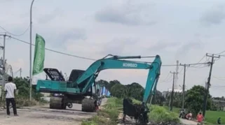 Alat Berat Tak Bisa Masuk, Warga Lumajang Andalkan Gotong Royong untuk Bersihkan Material Banjir