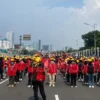 Aliansi Gebrak Longmarch dari Senayan Park ke Gedung DPR: Ribuan Buruh Desak RUU Ketenagakerjaan Baru