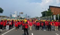 Aliansi Gebrak Longmarch dari Senayan Park ke Gedung DPR: Ribuan Buruh Desak RUU Ketenagakerjaan Baru