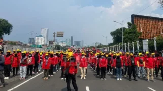 Aliansi Gebrak Longmarch dari Senayan Park ke Gedung DPR: Ribuan Buruh Desak RUU Ketenagakerjaan Baru