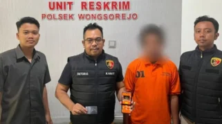 Anggota Polsek Wongsorejo, Banyuwangi menunjukkan barang bukti kasus pencurian yang dilakukan oleh ES, warga Bondowoso. ES telah enam kali keluar masuk penjara