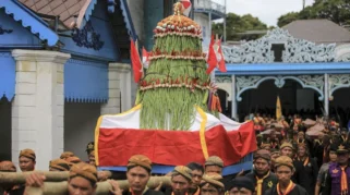 Antusiasme Lintas Generasi dalam Tradisi Grebeg Besar Keraton Surakarta