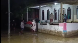 Banjir Hancurkan Rumah, Tak Surutkan Niat Hartati ke Tanah Suci