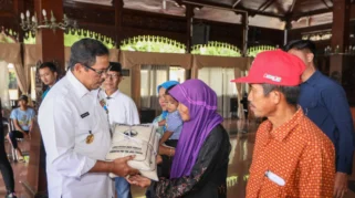 Bantuan Pemerintah Kudus untuk Keluarga yang Selama Enam Tahun Tinggal di Lorong 1x6 Meter