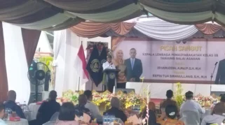 Bascamb MC Serahkan Kenang-kenangan dalam Acara Pisah Sambut Kalapas Mojokerto