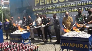 Bea Cukai Jayapura Musnahkan 73.928 Batang Rokok Ilegal dan Puluhan Liter MMEA