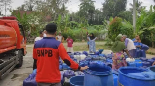 BPBD Bondowoso Salurkan Bantuan Air Bersih untuk Atasi Kekeringan Musim Kemarau