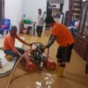 BPBD Kendari Turun Tangan Bantu Warga Bersihkan Rumah Pascabanjir