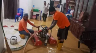 BPBD Kendari Turun Tangan Bantu Warga Bersihkan Rumah Pascabanjir