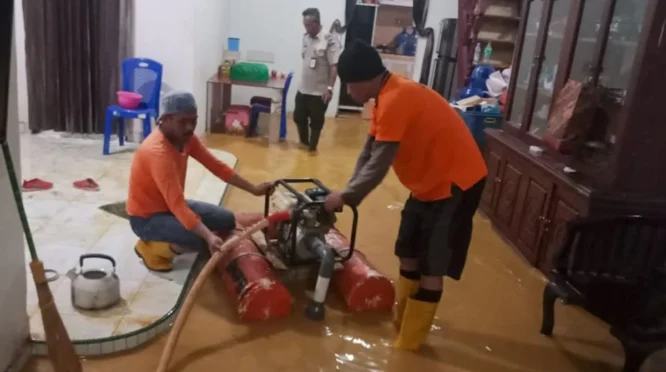 BPBD Kendari Turun Tangan Bantu Warga Bersihkan Rumah Pascabanjir
