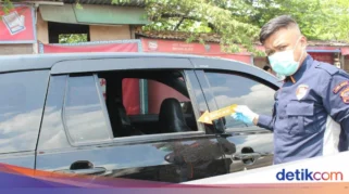 CCTV Merekam Pencurian Tas Berisi Rp300 Juta Lewat Pecah Kaca Mobil Fortuner di Banyuwangi