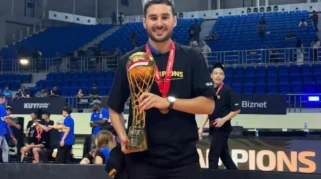 Cesar Camara Dinobatkan Pelatih Terbaik Usai Bawa Hornbills Masuk Tiga Besar IBL 2026