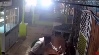 Curanmor Terekam CCTV di Pantai Matahari Carita: Motor Pemilik Warung Raib Saat Libur Iduladha