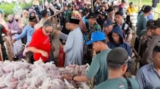 Daging Kurban Bantuan Presiden Dibagikan untuk Warga Bantaran Sungai Code Yogyakarta