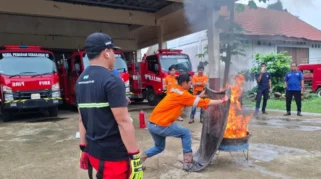 Damkar Bondowoso Gelar Pelatihan Penanganan Kebakaran di Klinik Al Fatih