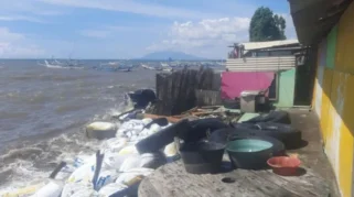 Dapur Permanen Warga Situbondo Rusak Parah Akibat Gelombang Pasang