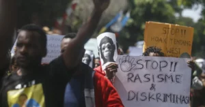 Dari Rasisme Berujung Damai: Rico dan Kevon Watt Akhiri Konflik dengan Kalung Emas di Surabaya