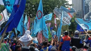 Demo Buruh di Jakarta: Ribuan Buruh Tolak Permenaker Outsourcing