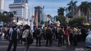 Demo Hardiknas BEM SI di Patung Kuda Jakarta: Massa Mahasiswa Tuntut Reformasi Pendidikan