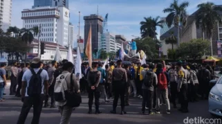 Demo Hardiknas BEM SI di Patung Kuda Jakarta: Massa Mahasiswa Tuntut Reformasi Pendidikan
