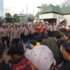 Demo Kaltim di Kantor Gubernur Ricuh, 5 Polisi Luka, 1 Polwan Pingsan