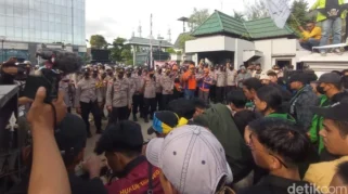 Demo Kaltim di Kantor Gubernur Ricuh, 5 Polisi Luka, 1 Polwan Pingsan