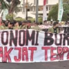Demo Mahasiswa di Kantor Gubernur NTB Memanas, Soroti Rendahnya Gaji Guru