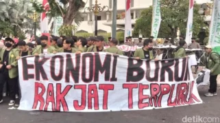 Demo Mahasiswa di Kantor Gubernur NTB Memanas, Soroti Rendahnya Gaji Guru