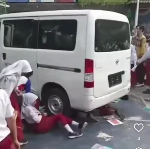 Detik‑Detik Mobil Seruduk Siswa SD di Pandeglang, Guru: Ada yang Terpental Hingga Masuk Selokan