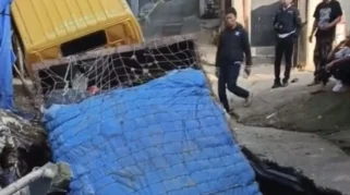 Detik-Detik Truk Sampah 2,4 Ton Terperosok ke Lubang Besar di Bandung Barat Terekam CCTV