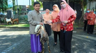 Dharma Wanita Persatuan Pusat Salurkan Hewan Kurban di Dua Masjid Jakarta Selatan