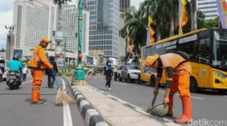 Di Balik Lautan Jemaah Iduladha, Petugas Kebersihan Istiqlal Tetap Bergerak Keras Menjaga Kenyamanan