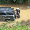 Diduga Sopir Mengantuk, Mobil Nyemplung ke Kali M1 Bandara Soetta