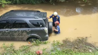 Diduga Sopir Mengantuk, Mobil Nyemplung ke Kali M1 Bandara Soetta