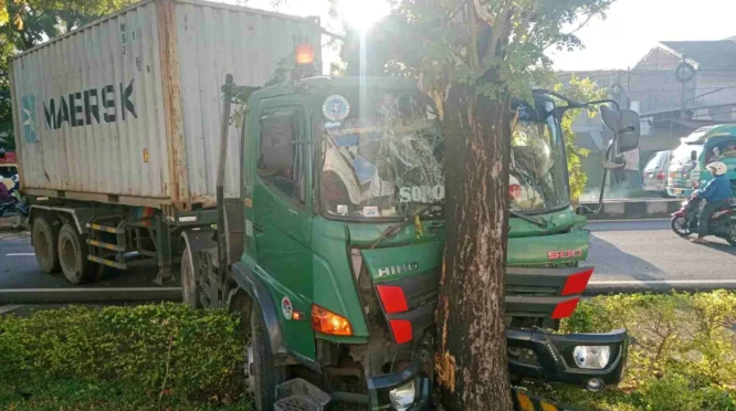 Diduga Sopir Mengantuk, Truk Nyungsep ke Area Hutan di Bojonegoro