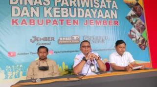 Dinas Pariwisata dan Kebudayaan Jember Kunjungi Pengrajin Kentongan Pak Sutaji dalam Peringatan Hari Ekonomi Kreatif Nasional