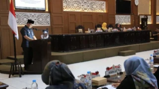DPRD Kota Probolinggo Pertanyakan Efektivitas Raperda PKL dalam Rapat Paripurna