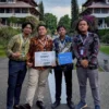 Dua Mahasiswa ITB Raih Penghargaan Internasional dengan Inovasi Kontrol Drone Menggunakan Sarung Tangan