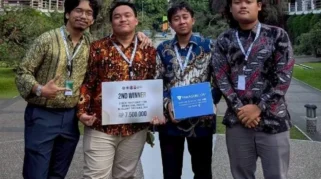 Dua Mahasiswa ITB Raih Penghargaan Internasional dengan Inovasi Kontrol Drone Menggunakan Sarung Tangan