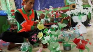 DWP Polije Mengubah Sampah Plastik Jadi Hiasan dengan Nilai Seni Tinggi