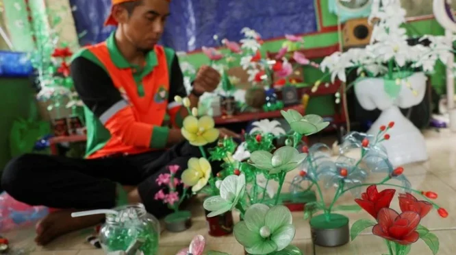 DWP Polije Mengubah Sampah Plastik Jadi Hiasan dengan Nilai Seni Tinggi
