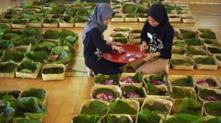 Ecogreen, Unmuh Jember Bagikan Daging Kurban Dengan Besek Bambu Ramah Lingkungan