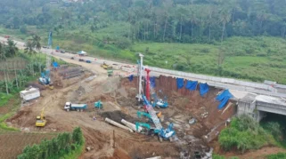 Ekskavator dan Truk Dikerahkan untuk Evakuasi Longsor di Tol Bocimi