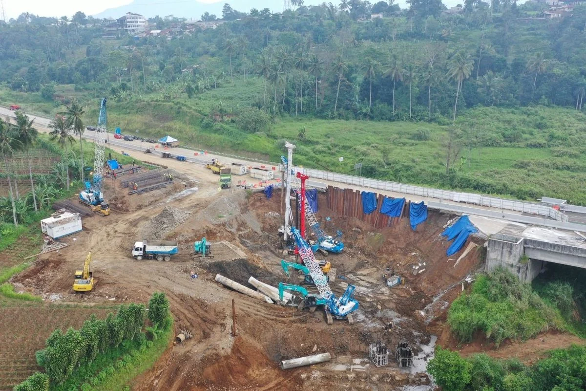 Ekskavator dan Truk Dikerahkan untuk Evakuasi Longsor di Tol Bocimi