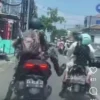 Emak-Emak Bermukena Diduga Mencuri Motor Saat Magrib di Duren Sawit, Penangkapan Viral di Media Sosial