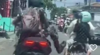 Emak-Emak Bermukena Diduga Mencuri Motor Saat Magrib di Duren Sawit, Penangkapan Viral di Media Sosial