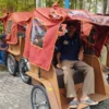 Empat Dekade Menjadi Tukang Becak, Pak Olif Tetap Tegar Mengayuh Hidup di Jember