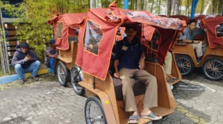 Empat Dekade Menjadi Tukang Becak, Pak Olif Tetap Tegar Mengayuh Hidup di Jember